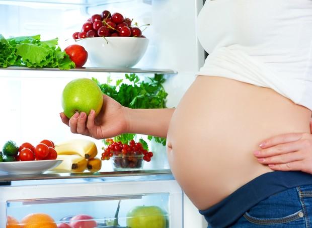 Cuidados com a alimentação antes e durante a gestação  Muito antes de engravidar, cuidar da saúde dos pais é fundamental e deve ser prioridade. 